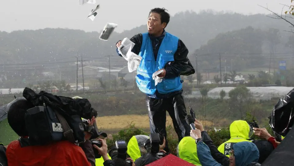 Park Sang Hak, aktivis yang akan menerbangkan DVD 'THE INTERVIEW' ke Korea Utara. @yahoonews