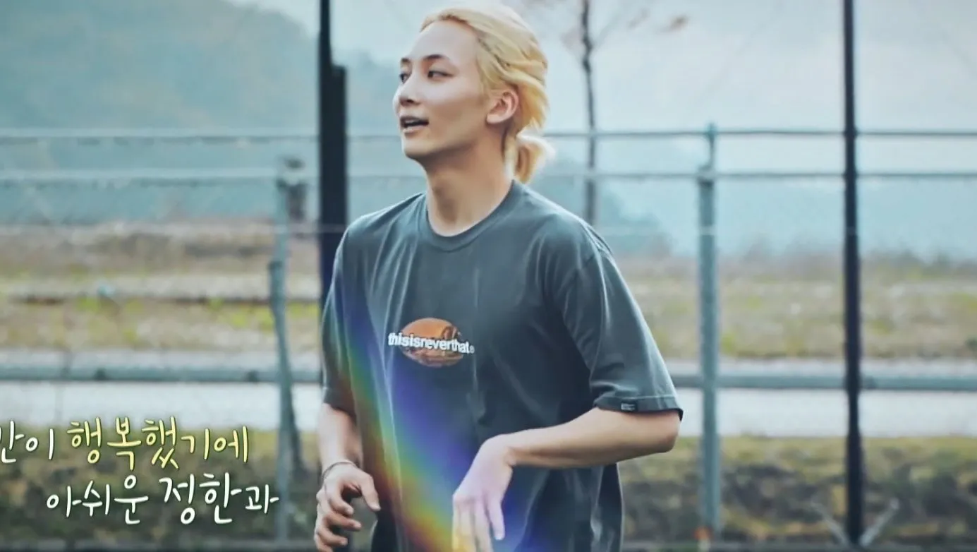 Kalau bermain sepak bola, bisa dipastikan bakal banyak yang jatuh cinta karena Jeonghan yang kharismatik banget!