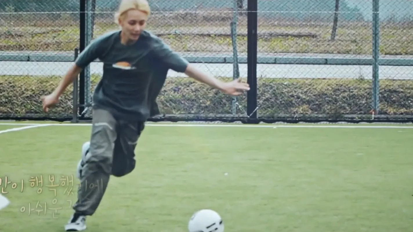 Jeonghan memang kerap terlihat santui, tapi nyatanya saat berada di atas lapangan hijau kemampuan sepak bolanya nggak bisa dipandang sebelah mata.