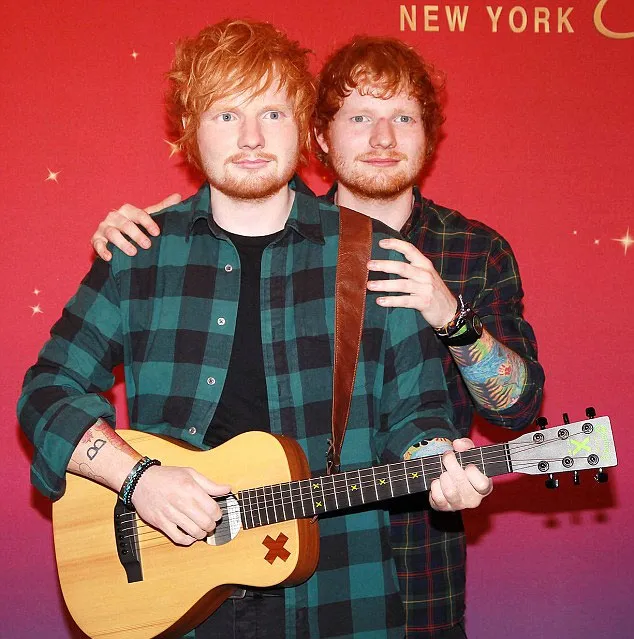 Ed Sheeran berpose bareng 'kembarannya' © Shutterstock