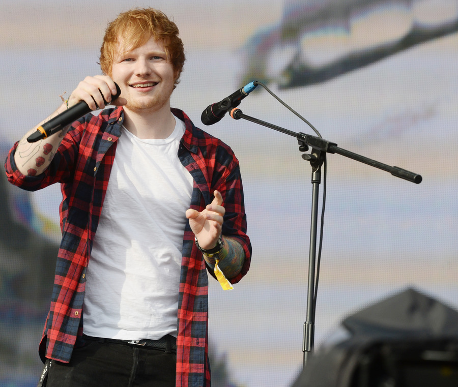 Ed Sheeran gaya bermusiknya yang unik menyita banyak perhatian. 