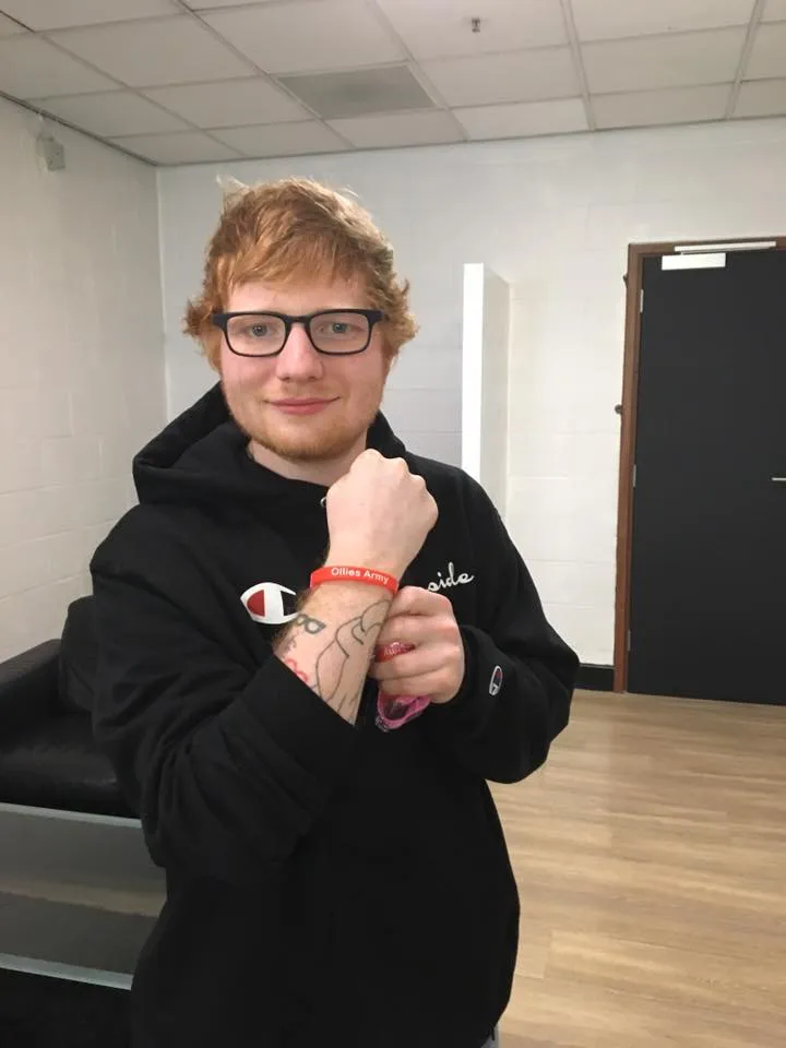 Tak hanya sekedar menemui, Ed Sheeran ikut mendukung aksi keluarga Ollie untuk melawan penyakit Battens © facebook.com/olliesarmybattlingagainstbattens