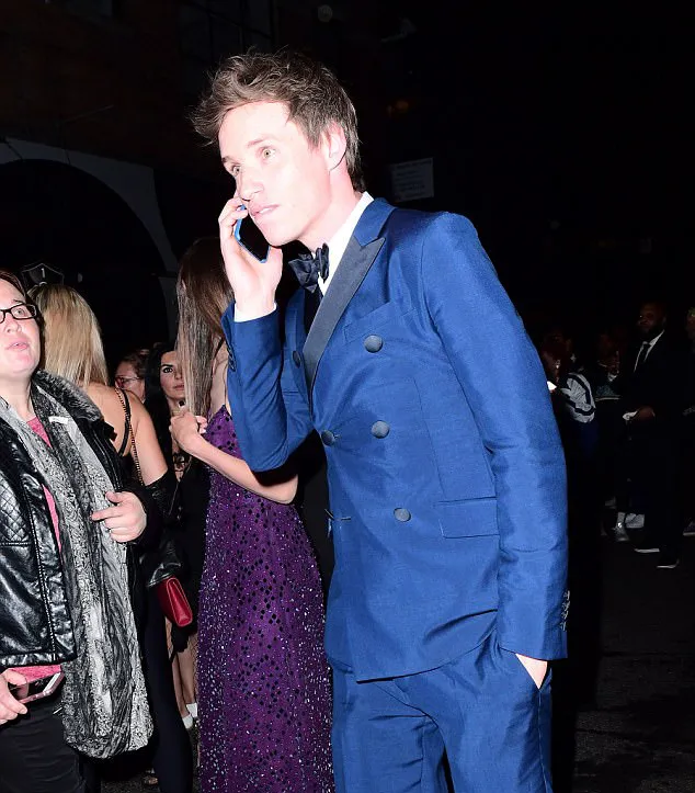 Eddie tampak kecewa karena tak diperbolehkan masuk ke dalam klub © Splashnews/dailymail.co.uk