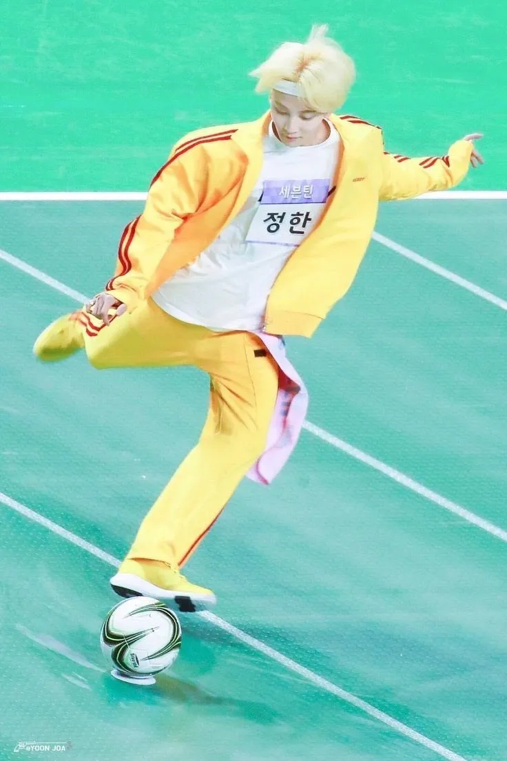 Saat SEVENTEEN bermain futsal, Jeonghan tentunya jadi ACE buat grup lho!