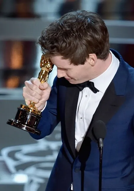 Eddie Redmayne dan piala Oscarnya/©AFP