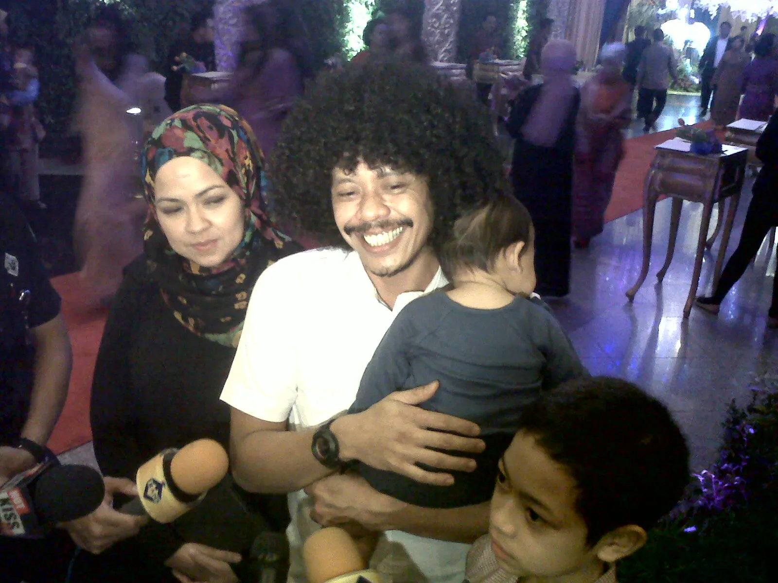 Eddy Brokoli bersama istri dan anak di pernikahan Eza Yayang dan Ketty K Shufiyani