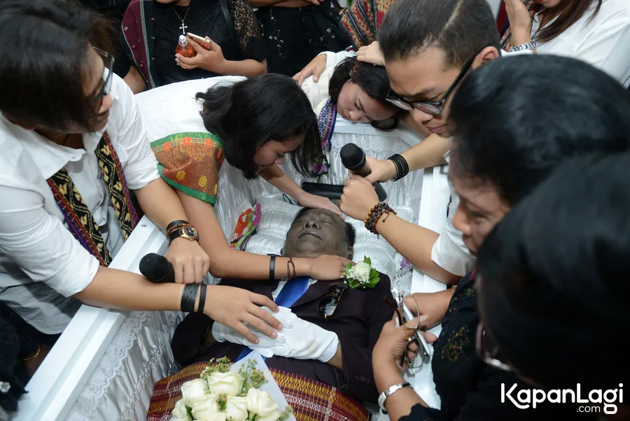 Almarhum Eddy Silitonga jelang dimakamkan. ©KapanLagi.com/Muhammad Akrom Sukarya