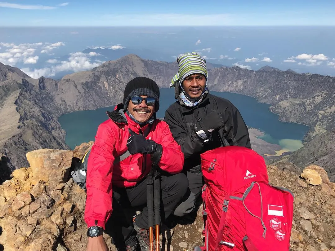 Eddy mendaki Gunung Rinjani / Credit: @eddibrokoli
