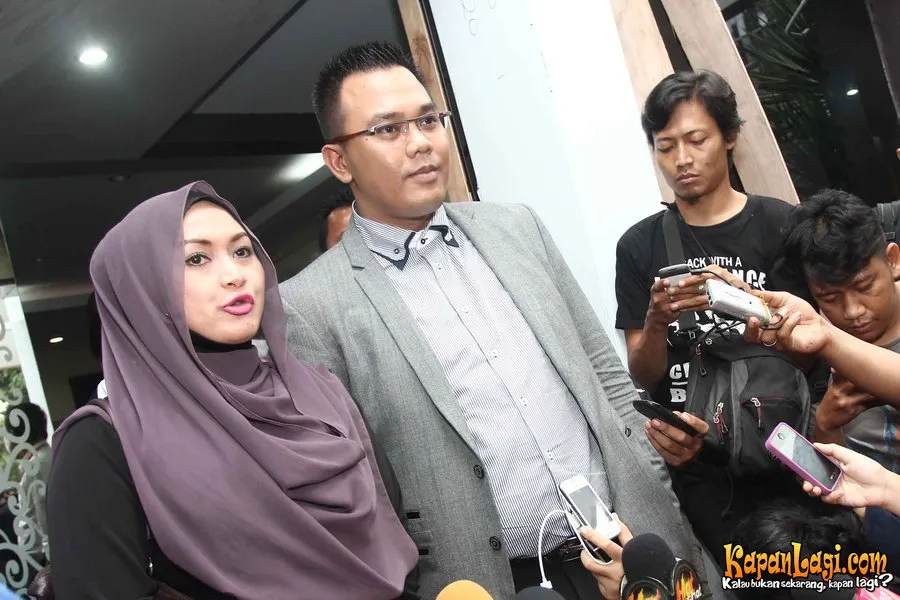 Edies Adelia sedang flu. @KapanLagi.com