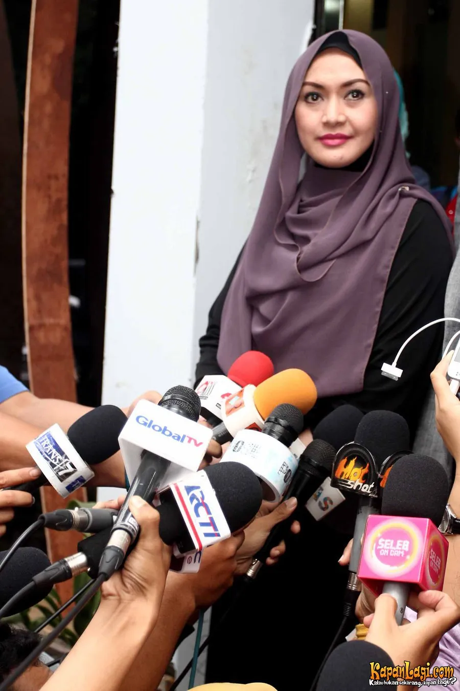 Edies turut ditetapkan menjadi tersangka dalam kasus penipuan suaminya. @KapanLagi.com®