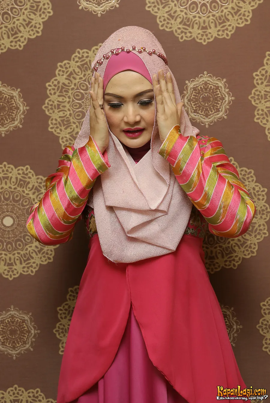 Edies kembali menapaki hari raya Idul Fitri tanpa kehadiran suaminya. ©KapanLagi.com®/Agus Apriyanto
