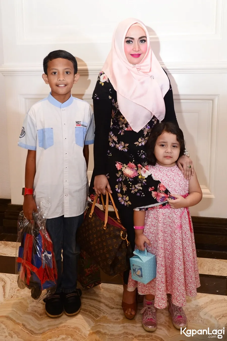 Edies dekat dengan keponakannya, Kayla © KapanLagi.com®/Bambang E Ros