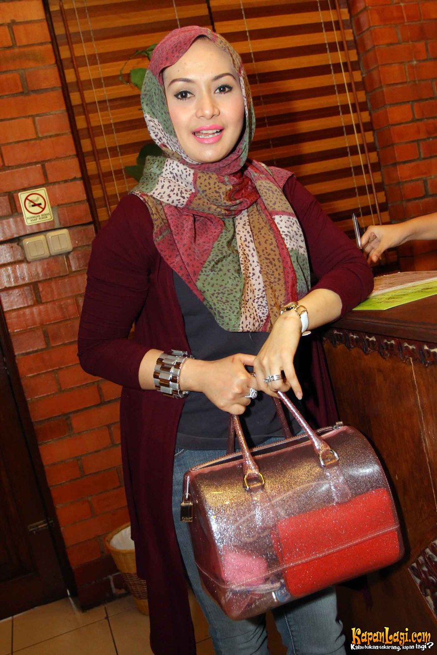 Edies Adelia turut terlilit kasus yang menimpa suaminya.