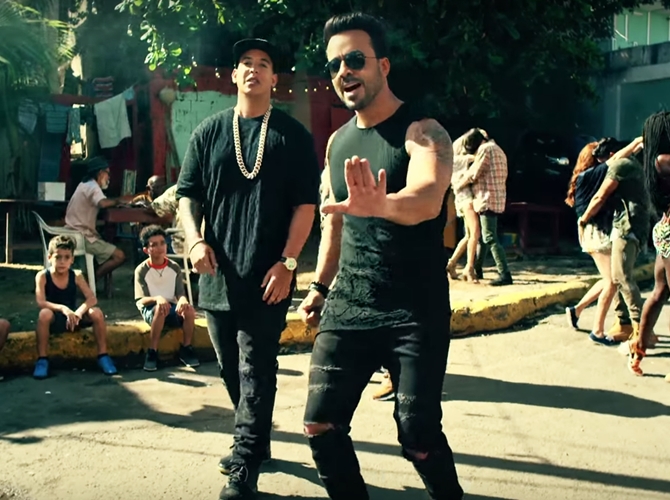 Luis Fonsi dan Daddy Yankee berkolaborasi dalam Despacito. (Credit: Billboard)