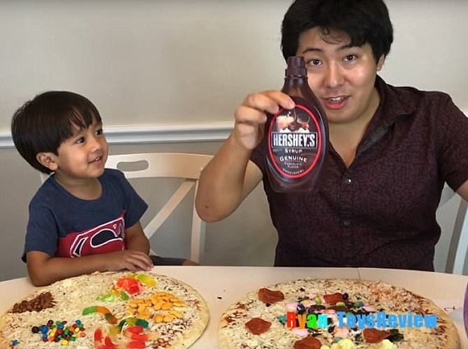 Tak sendirian, terkadang Ryan juga ditemani sang ayah. (Credit: Youtube/Ryan ToysReview)