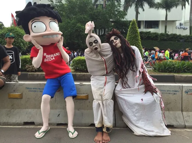 Si Juki berpose dengan hantu pocong dan kuntilanak di Car Free Day. (Credit: Istimewa)