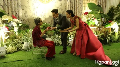 Edric dan Venny di prosesi tea pai © KapanLagi.com®/Budy Santoso