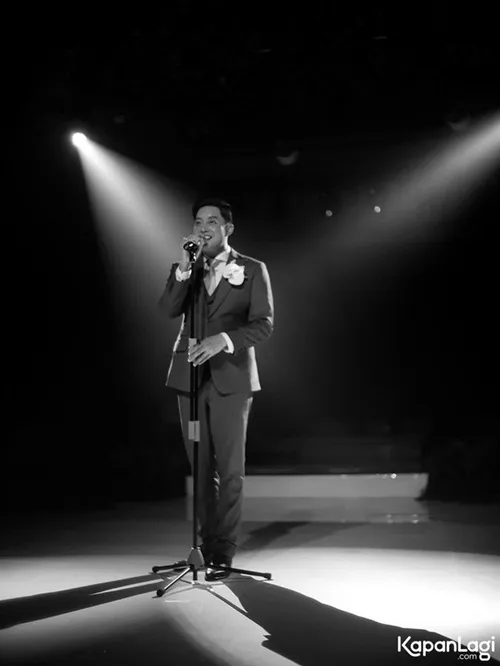 Edric saat nyanyi di pesta pertunangannya © KapanLagi.com®/Budy Santoso