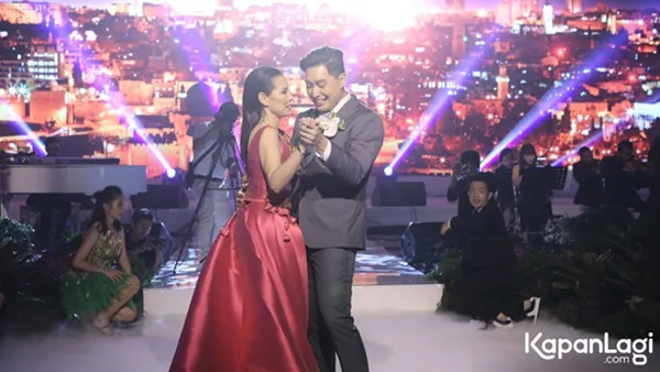 Venny dan Edric berdansa di pesta tunangan © KapanLagi.com®/Budy Santoso