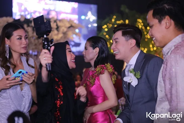 Venny dan Edric bersama dengan tamu undangan © KapanLagi.com®/Budy Santoso
