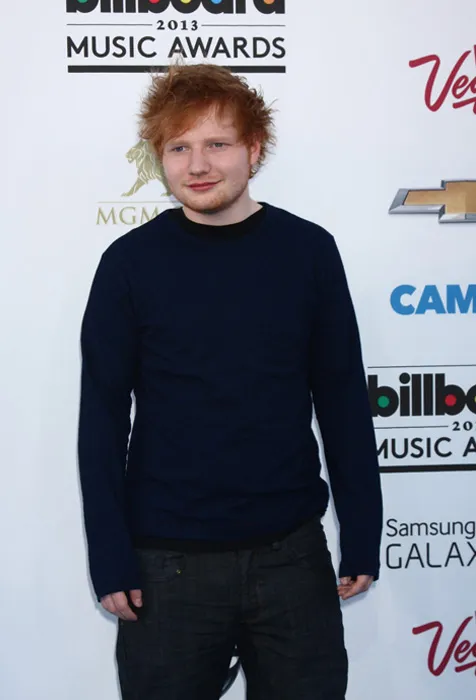 Saat buka Instagram, ternyata Ed juga doyan kepo lho! @ shutterstock.com