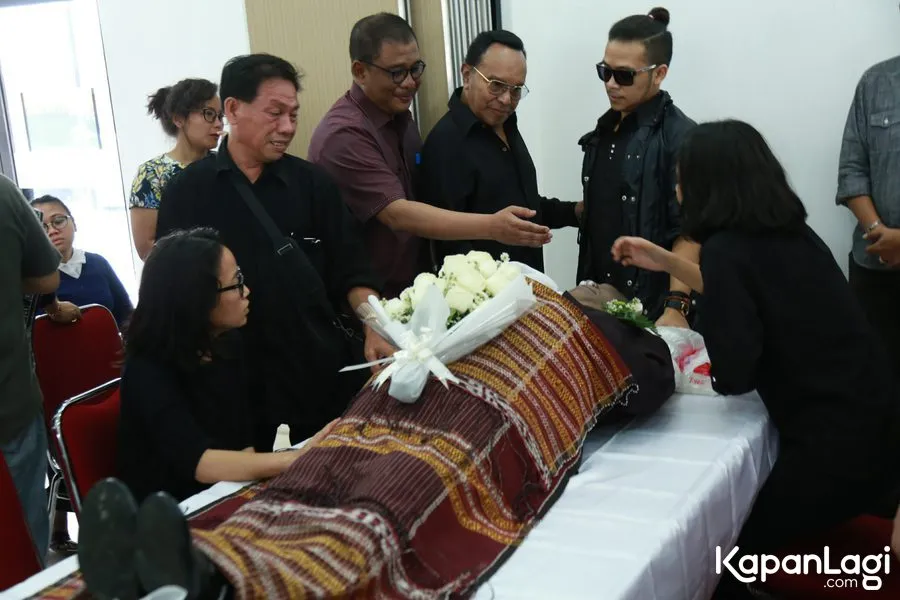 Orang-orang terdekat merasa kehilangan almarhum Eddy Silitonga. ©KapanLagi.com/Agus Apriyanto