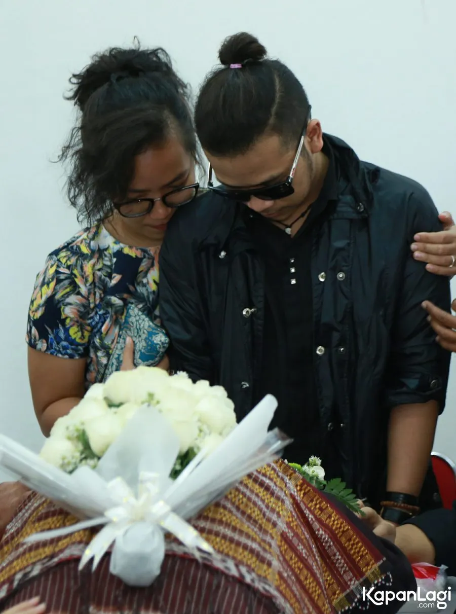 Prosesi pemakaman Eddy Silitonga masih menunggu kehadiran keluarga yang berada di luar kota. ©KapanLagi.com/Agus Apriyanto