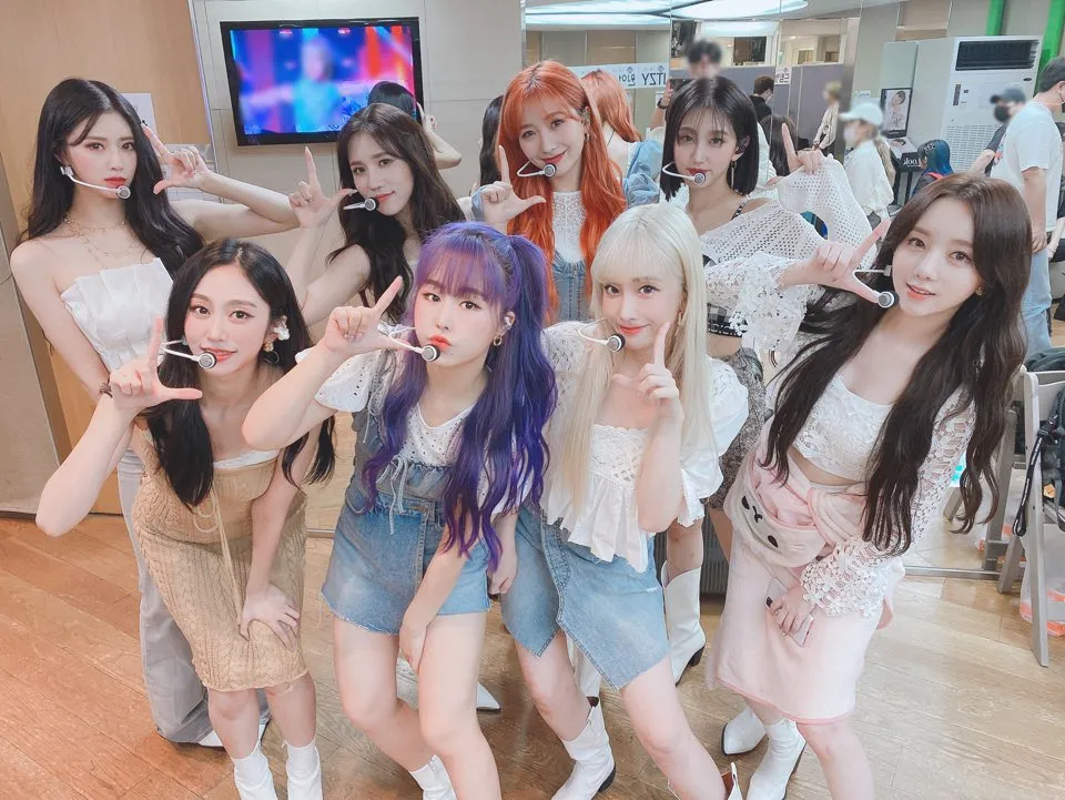 Lovelyz (credit: twitter.com/Official_LVLZ)