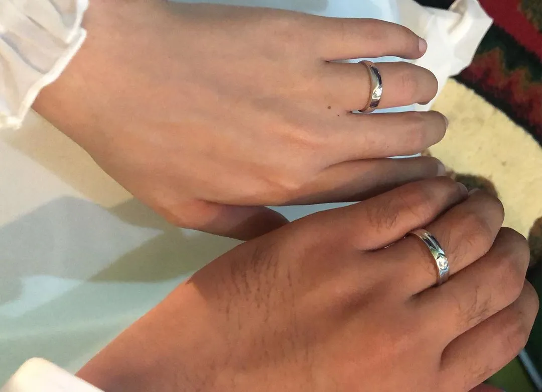 Pamer Cincin di Jari Manis