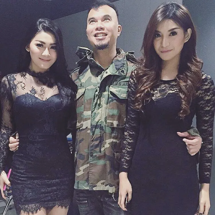Ulang tahun, Ahmad Dhani berpose sambil merangkul 2 bidadari RCM bersuara emas © instagram.com/eghalatoya