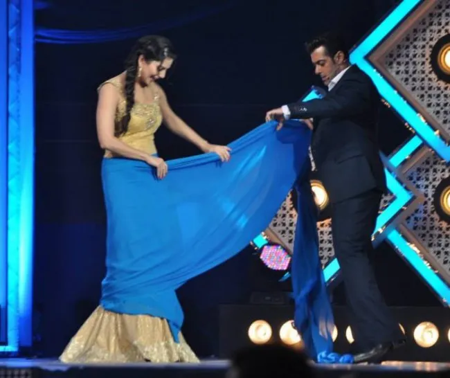 Salman saat mengajari Sunny memakai sari. @apunkachoice.com