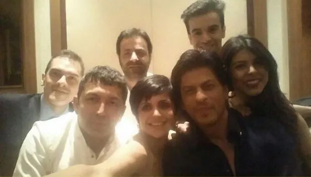 Shahrukh Khan dan gerombolan selfienya. @apunkachoice.com