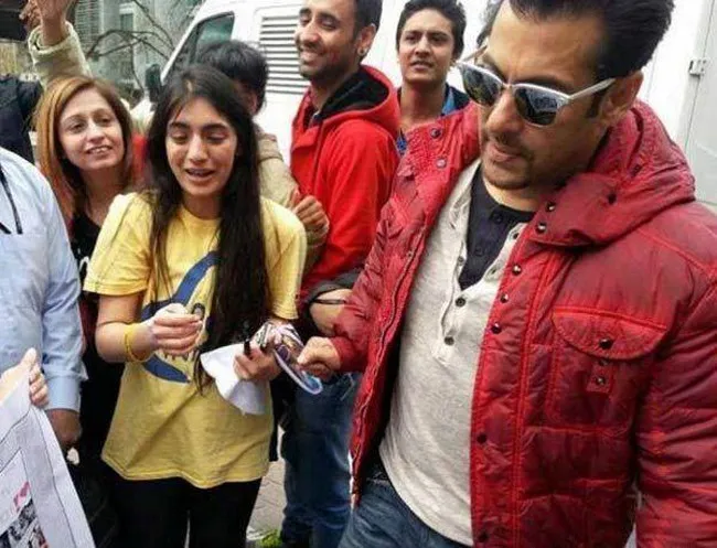 Salman Khan diserbu fans di Polandia. @Apunkachoice.com
