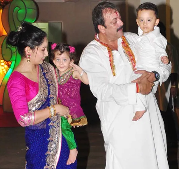 Shahraan Dutt (digendong Sanjay Dutt) akan lakukan debut bareng Amitabh Bachchan. @Apunkachoice.com