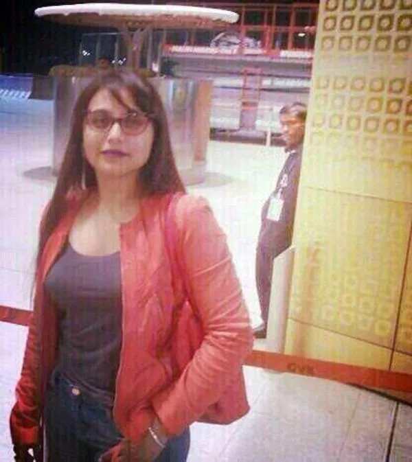 Rani Mukherjee terlihat di bandara saat pulang dari Italia. @apunkachoice.com