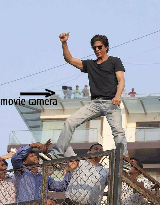 Lihat, ada kamera kan di sana? Itu yang tidak disadari oleh para fans Shahrukh saat merayakan ulang tahun sang idola beberapa waktu lalu. @apunkachoice