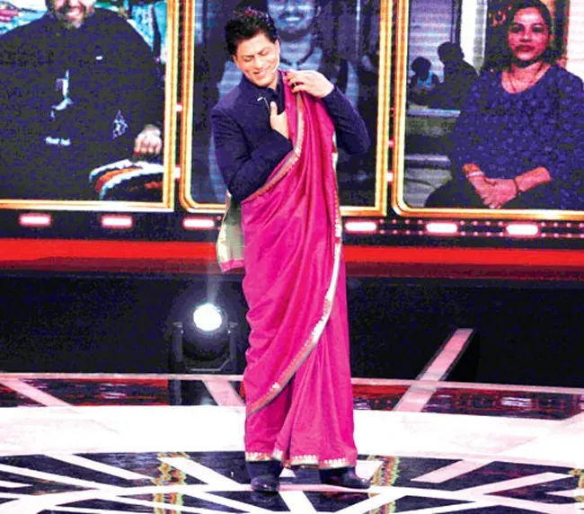 Shahrukh Khan pakai sari, cantik ya? @apunkachoice