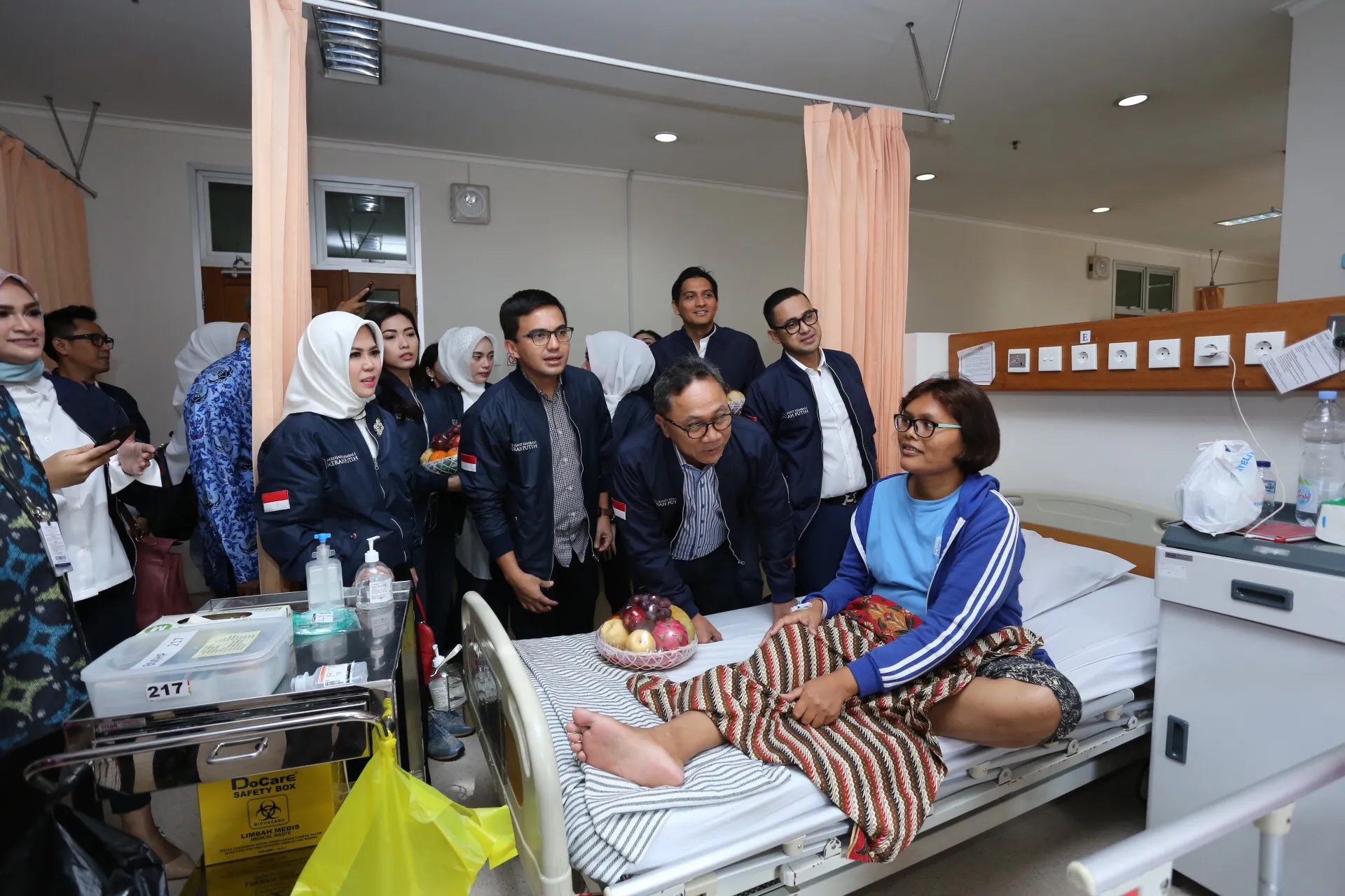 Eko Patrio ajak Zulkifli Hasan rayakan Hari Ibu di Rumah Sakit © KapanLagi.com/Adi Abbas Nugroho