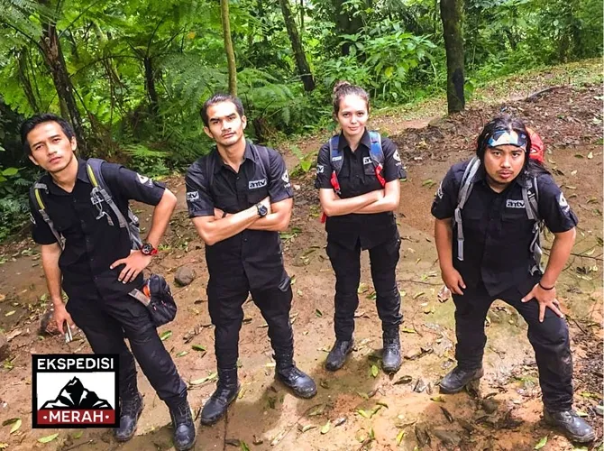 Para tim 'Ekspedisi Merah' kerap mengalami gangguan gaib saat berusaha mengungkap mitos di sekitar. © KapanLagi.com/Muhammad Akrom Sukarya