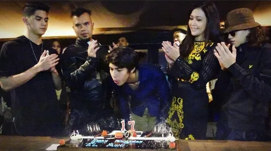 El tiup lilin didampingi Maia dan Dhani ©instagram/maiaestiantyreal