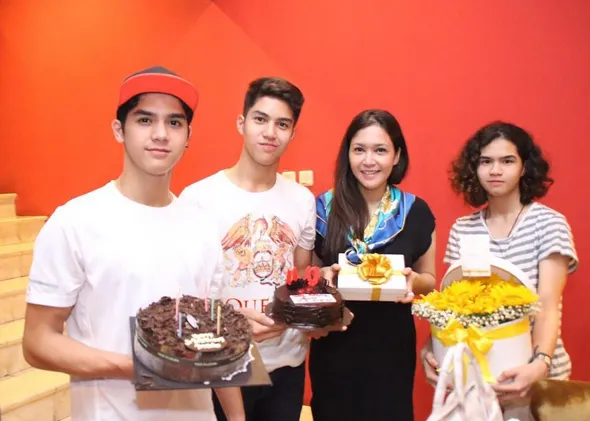 Maia dapat kado manis dari Al, El dan Dul ©instagram/elrumi