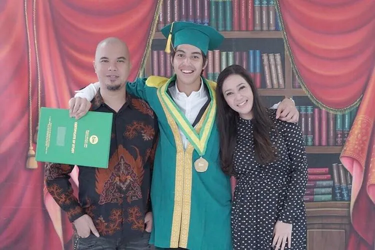 Foto wisuda El bersama Dhani dan Maia © instagram.com/elelrumi