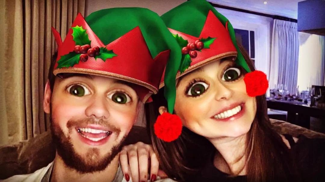 Kembali berbagi keceriaan, kali ini Cheryl dan Liam mengambil foto elfie-selfie bersama © instagram.com/cherylofficial