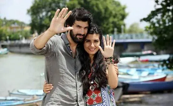 Usai menikah Elif dan Omer membuka sebuah toko © startimes.com