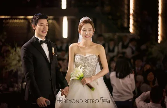 Eli dan istri terlihat begitu bahagia karena bisa menggelar upacara pernikahan setelah tiga tahun. © Happy Married Company