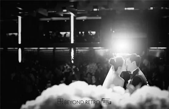 Sekali lagi selamat untuk Eli U-KISS dan istri. © Happy Married Company