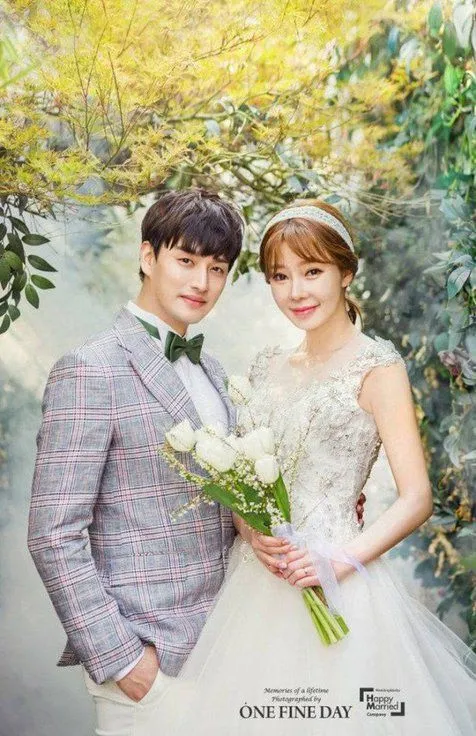 Sebelum melangsungkan pernikahan, Eli dan istri sempat merilis foto prewed nih. © Happy Married Company