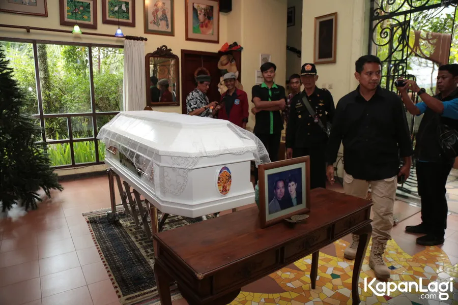 Almarhum Bondan Winarno disemayamkan di rumah duka. ©KapanLagi.com/Muhammad Akrom Sukarya