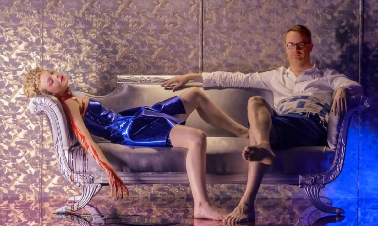 Rilis foto perdana, Elle Fanning tampak lemas dengan darah yang berada di leher dan di sepanjang lengannya ©YouTube