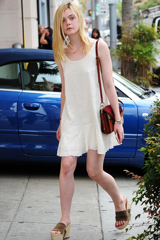 Elle tetap cantik meski tanpa make up @ dailymail.co.uk